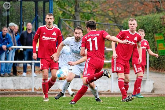Für André Wolf (2.v.l.) und den VfL Oker gibt es eine enttäuschende 2:3-Niederlage gegen den SV Innerstetal. Foto: Drechsler
