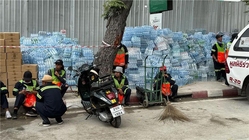 Verzweifelte Suche nach Lebenszeichen in Bangkok Für Angehörige und Helfer steht überall Wasser bereit - die Temperaturen sind fast unerträglich.