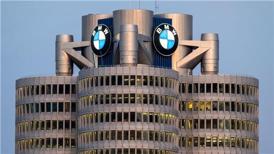 Für BMW läuft es trotz der aktuellen Krise der deutschen Autoindustrie bisher besser als bei der Konkurrenz. (Archivbild)