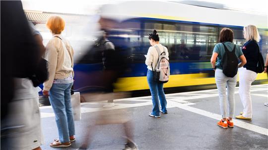 Für Bahnreisende stehen zum Fahrplanwechsel in Niedersachsen und Bremen einige Änderungen sowohl im Regional- als auch im Fernverkehr an. (Archivbild)