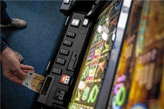 Für Betroffene gibt es die Möglichkeit, sich für den Besuch von Spielhallen sperren zu lassen. Foto: dpa/Thissen