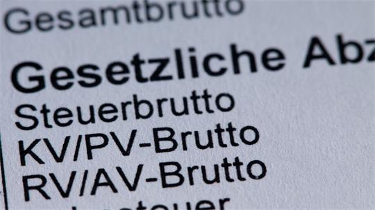 Für Bruttogehälter ab 5.812,50 Euro im Monat wird die Krankenversicherung ab kommenden Jahr teurer, bei mehr als 8.450 Euro wird auch mehr Rentenbeitrag fällig. (Symbolbild) 