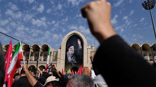 Für Chameneis Anhänger und die iranische Führung ist die Staatstrauer zugleich Abschied und Demonstration politischer Geschlossenheit.