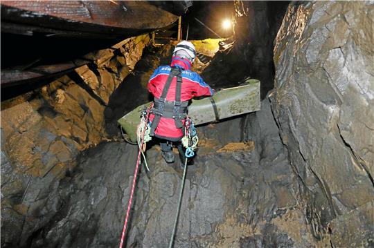 Für Christian Höppner geht es zusammen mit der vermeintlich verletzten Person in der Trage nach oben. Die Höhenrettung Clausthal-Zellerfeld setzt sich übrigens aus Mitgliedern der Bergwacht des Deutschen Roten Kreuzes Clausthal-Zellerfeld und der Feuerwehr zusammen.  Fotos: Neuendorf