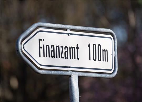 Für Deutschland rechnet das Finanzministerium mit Steuermehreinnahmen im dreistelligen Millionenbereich - erst ab dem zweiten Jahr nach Einführung der Mindeststeuer.