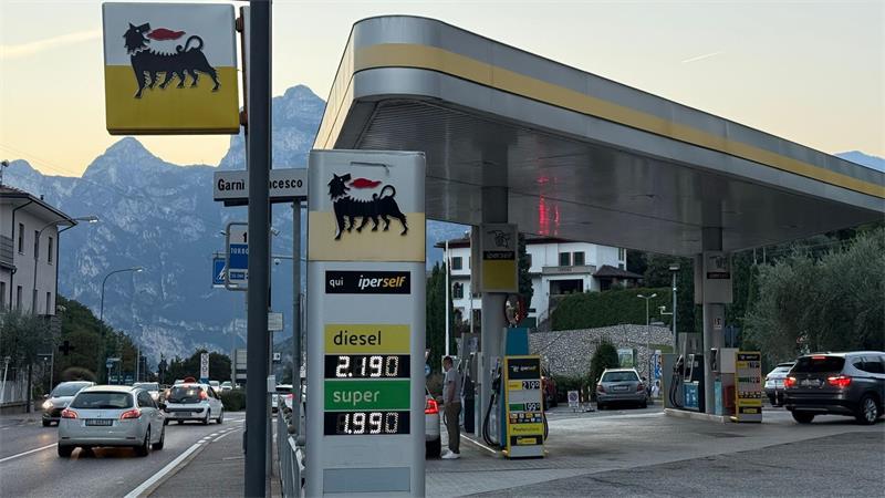 Für Diesel gilt an mehreren Tankstellen in Italien der freiwillige Preisdeckel v2,19 Euro pro Liter. 