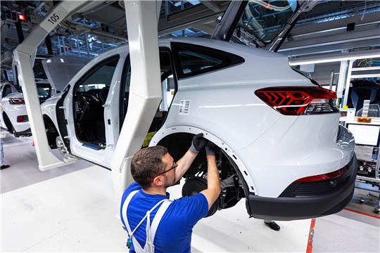 Für Elektroautos wie den Audi Q7 e-tron könnte es womöglich noch jahrelang Kaufprämien vom Staat geben. Foto: Bloomberg/Getty Images