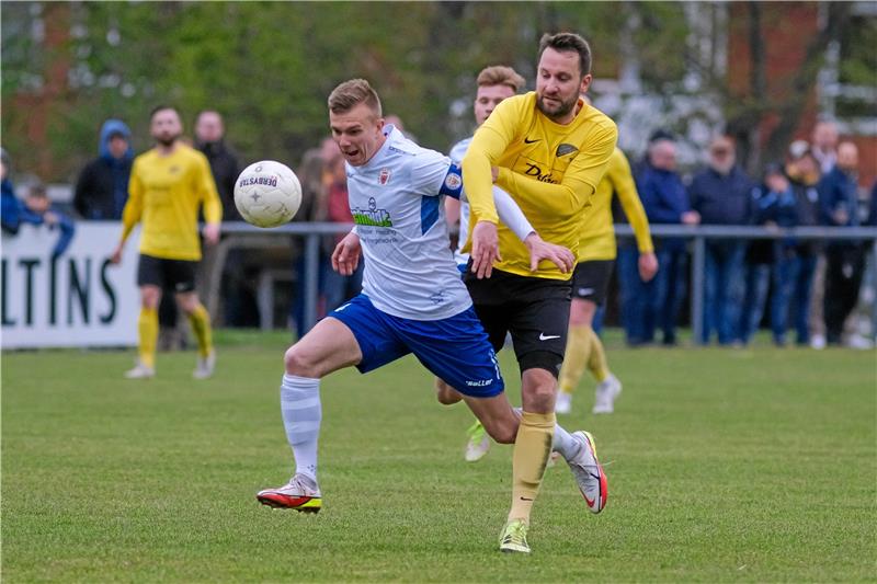 Fußball-Bezirkspokal: Der Kampf um den Titel beginnt Für Enrico Dürrbeck (li.) vom Goslarer SC und den Rammelsberger Simon Fritzsche ist am Sonntag Auftakt der Fußball-Pflichtspielrunde im Bezirk. Sie spielen mit ihren Teams die erste Runde im Pokal. Foto: GZ-Archiv