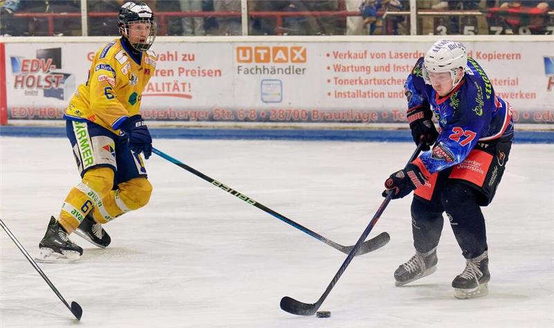Für Falken-Stürmer Artjoms Tretjakovs (r.), inzwischen Top-Scorer der Regionalliga, gibt es am Samstag ein Wiedersehen mit seinem Ex-Klub ECW Sande.