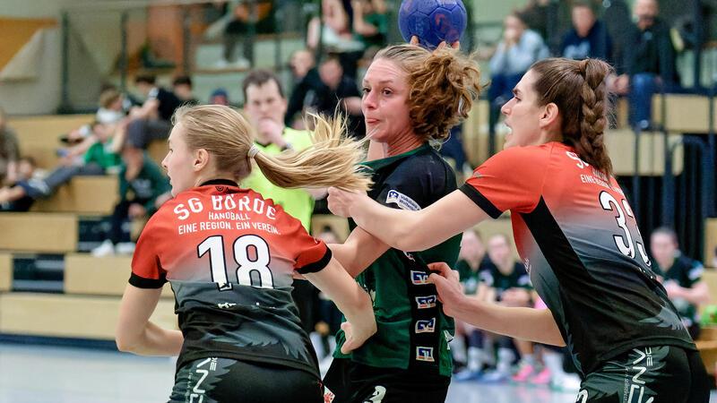 Blutiges Ende beim nächsten Sieg der LiSa-Luchse Für Fenja Mönnich-Matthes (M.) nimmt die Partie der HSG Liebenburg-Salzgitter in Wolfsburg ein blutiges Ende.