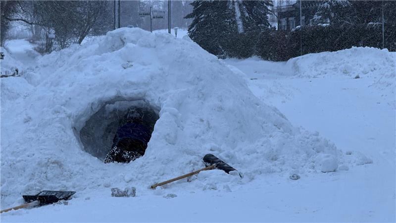 Das Foto zeigt Kinder, die sich ein Iglu bauen.