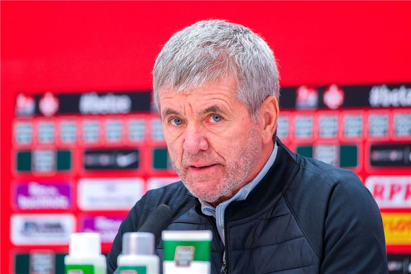 FCK-Trainer Funkel setzt im Abstiegskampf auf Zusammenhalt Für Friedhelm Funkel sei es ein Ziel, in den nächsten Spielen den Schulterschluss mit den Fans zu verstärken.