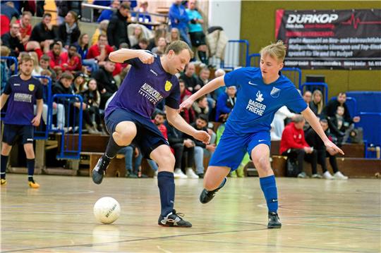 Für Gastgeber FG Vienenburg/Wiedelah, hier Paul Kubczak (re.) im Vorrundenspiel gegen Rouwen Kühne vom WSV Wiedelah, springt der dritte Platz heraus. Foto: Drechsler