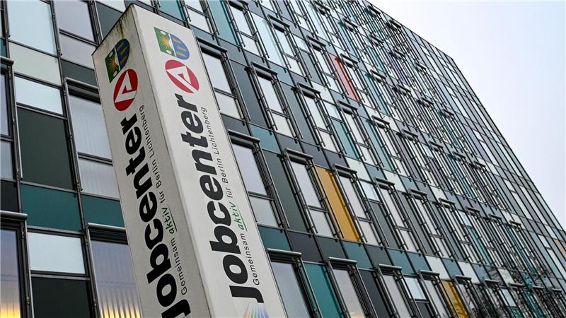 Für Geflüchtete aus der Ukraine, die nach dem 1. April 2025 eingereist sind, soll es künftig statt Grundsicherung zunächst die geringeren Leistungen geben, die auch Asylbewerber erhalten. (Symbolbild) 