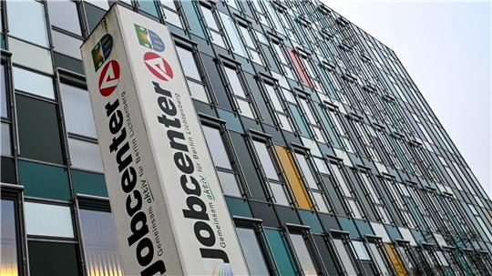 Für Geflüchtete aus der Ukraine, die nach dem 1. April 2025 eingereist sind, soll es künftig statt Grundsicherung zunächst die geringeren Leistungen geben, die auch Asylbewerber erhalten. (Symbolbild) 