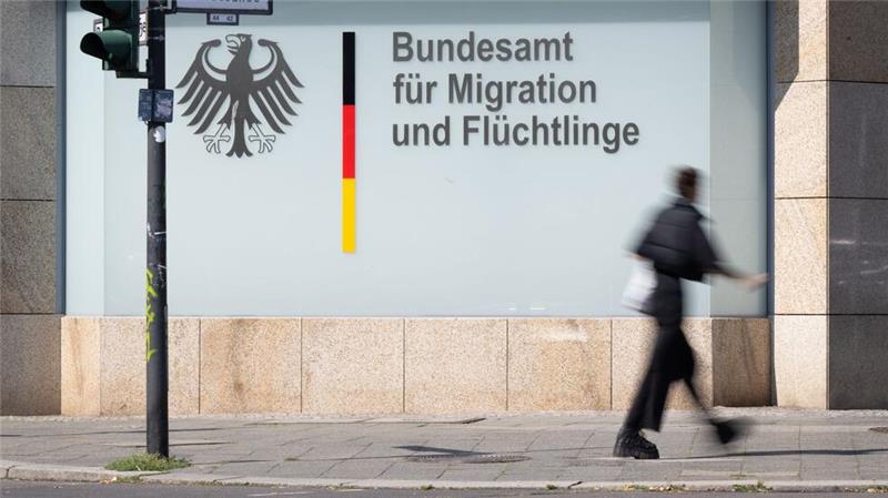 Häufigste Ängste der Deutschen: höhere Preise und Migration Für Geflüchtete, die in Deutschland Schutz suchen, ist das BAMF zuständig (Illustration).