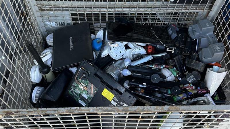 Electrocycling kein Einzelfall: Entsorgungsbranche schlägt Alarm Für Geräte mit fest verbauten Akkus stehen bei den Entsorgungsbetrieben im Landkreis Goslar Extra-Körbe aus Stahlgitter bereit.