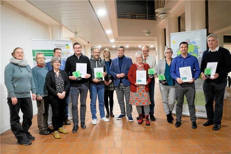 Für Goslars Landrat Dr. Alexander Saipa (8. v. links) sind die Hausbauer und -sanierer, die „Grüne Hausnummern“ erhalten haben, Vorbilder.  Foto: Landkreis Goslar