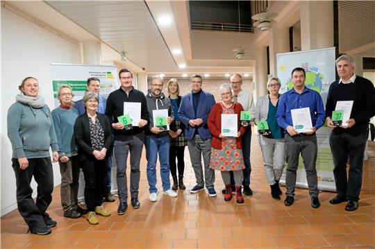 Für Goslars Landrat Dr. Alexander Saipa (8. v. links) sind die Hausbauer und -sanierer, die „Grüne Hausnummern“ erhalten haben, Vorbilder.  Foto: Landkreis Goslar