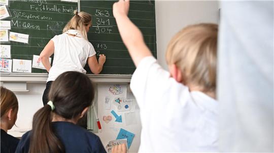 Für Grundschulkinder sehen Wissenschaftler erhebliche Risiken bei der Nutzung sozialer Medien. (Archivbild) 