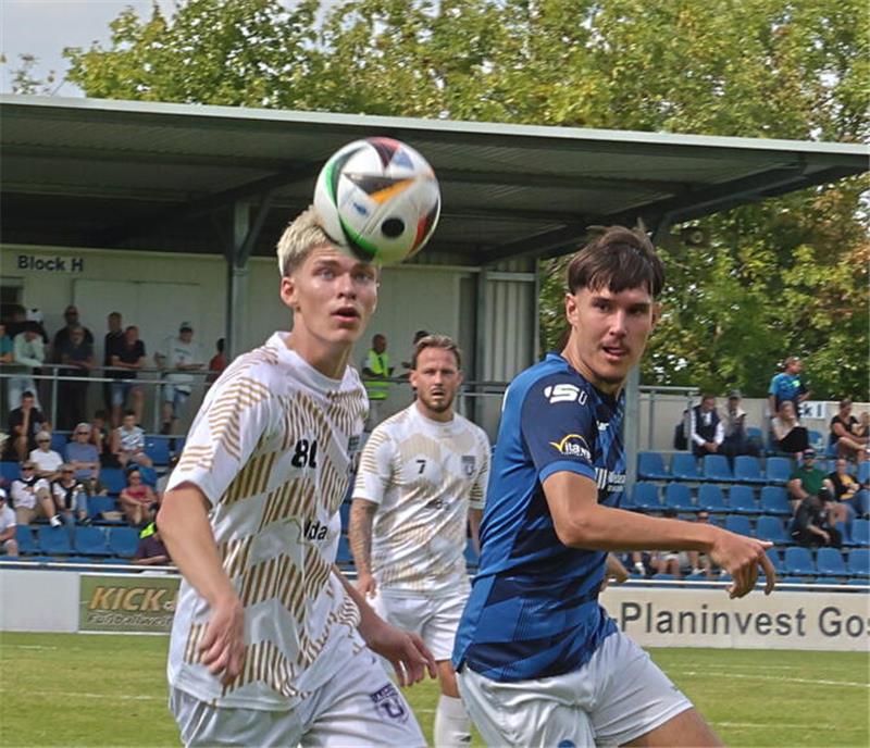 Für Henrik Möker (r.), hier gegen Unions Florian Lukas Müller, und den Goslarer SC 08 springt zum Saisonauftakt im Osterfeldstadion nur ein 2:2 heraus. 