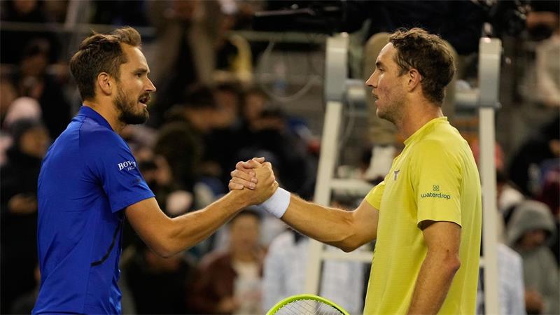 Tennisstar Zverev in Peking nun gegen Djokovic Für Jan-Lennard Struff (r) ist in Peking Schluss.