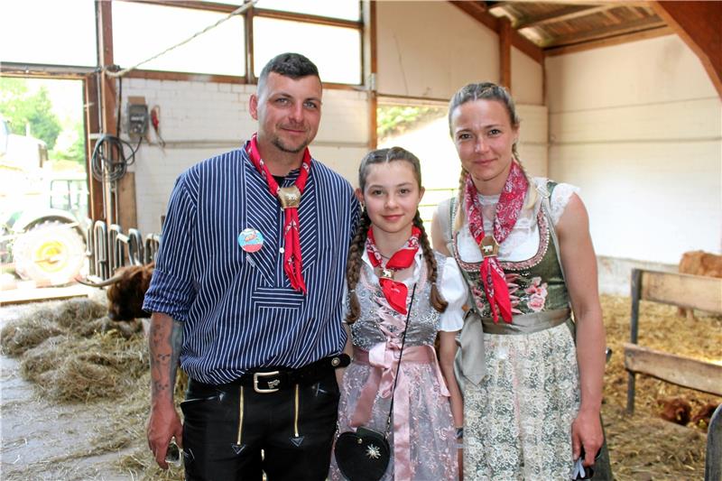 Für Jens und Franzi Herberger, hier mit Tochter Mia in der Mitte, ist es der zweite Viehaustrieb. In diesem Jahr soll das Event noch größer werden.  Archivfoto: Wendt