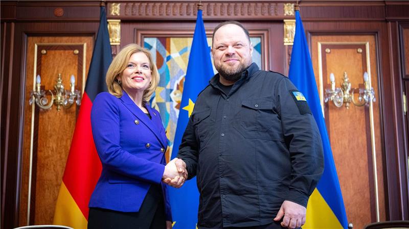 Für Julia Klöckner (CDU) - hier mit Stefantschuk - ist es der erste Besuch in der Ukraine.