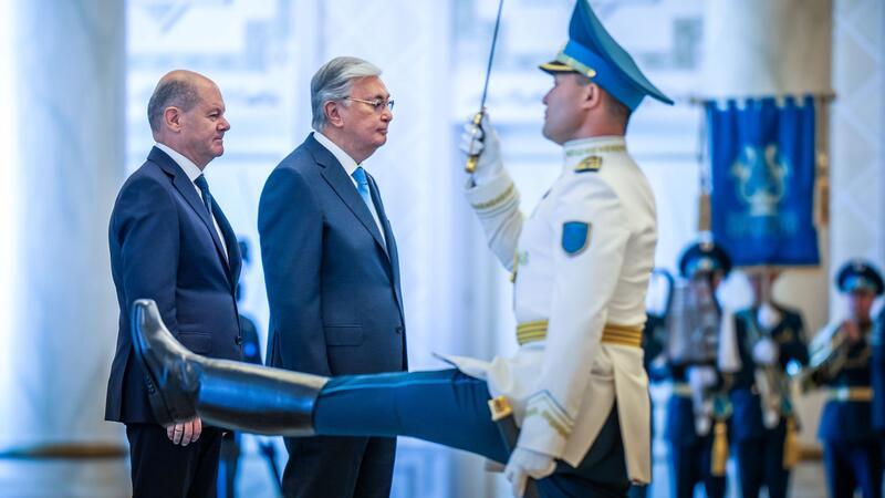 Kasachstans Präsident zu Scholz: Russland ist unbesiegbar Für Kanzler Scholz (links) ist das zentralasiatische Kasachstan vor allem als Rohstoff-Lieferant interessant. Bei seinem Besuch geht es aber auch um den russischen Angriffskrieg gegen die Ukraine.