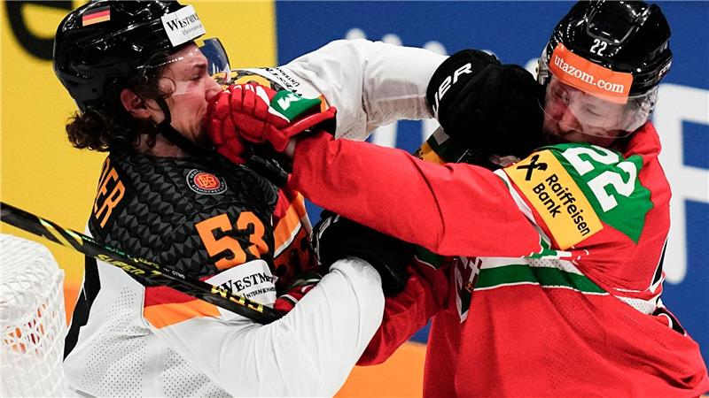 Für Kapitän Moritz Seider (l) und die deutsche Mannschaft geht es zu WM-Beginn gegen die vermeintlich leichtesten Gegner.