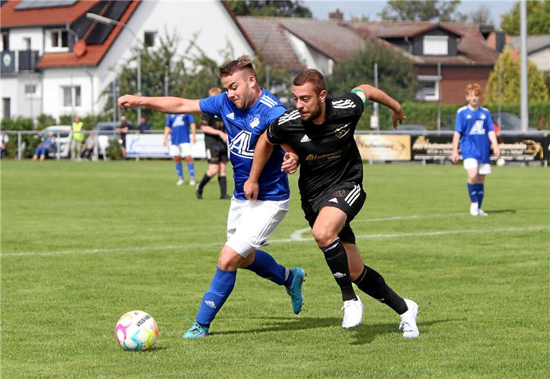 Für Karim Ben-Guedria (re.) und den TSV Lochtum geht es am Sonntag zum Goslarer SC 08. Lukas Löwe und der FC Othfresen sind hingegen bei der SG Roklum-Winnigstedt im Einsatz und wollen endlich die ersten Punkte holen. Foto: Neuendorf