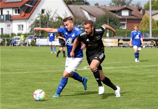 Für Karim Ben-Guedria (re.) und den TSV Lochtum geht es am Sonntag zum Goslarer SC 08. Lukas Löwe und der FC Othfresen sind hingegen bei der SG Roklum-Winnigstedt im Einsatz und wollen endlich die ersten Punkte holen. Foto: Neuendorf