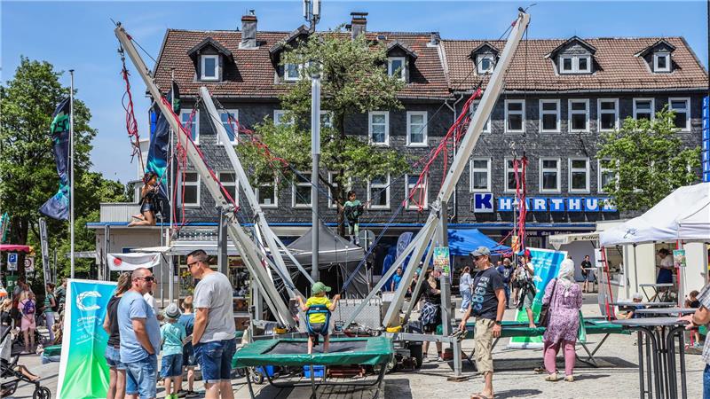 TU Clausthal und Bergschule feiern 250. Geburtstag Das Foto zeigt Kinder beim Springen auf Bungee-Trampolinen und Besucher beim Stadtfest in Clausthal.