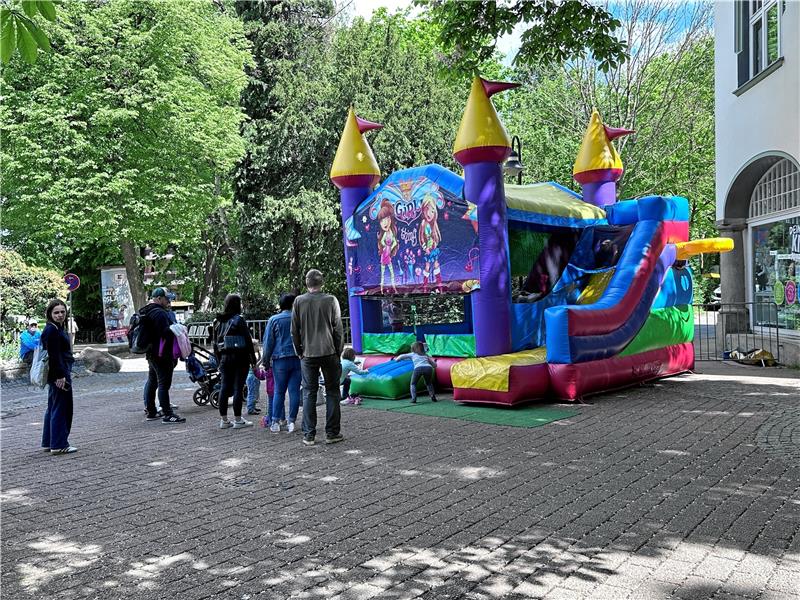 Für Kinder gibt es traditionell eine Hüpfburg.