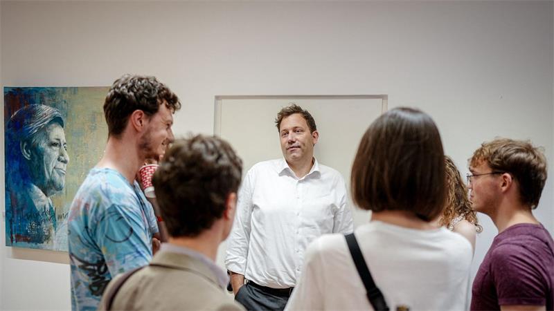 Doppelte Durchhalteparolen: Mit Klingbeil in Sachsen-Anhalt Für Klingbeil lautet das Motto dieser Tage: Bürgergespräch statt großer Wahlkampfbühne.