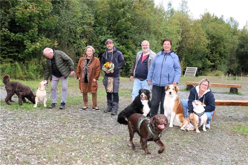 Für Labrador Ares (vorne) gab es keinen Blumenstrauß. Trotzdem freute sich der Rüde mit „Herrchen“ Sebastian Scholz (mit Blumen) am Freitagvormittag im Mittelpunkt zu stehen.