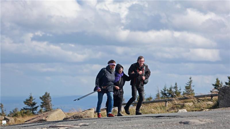 Unwetterwarnung vor orkanartigen Böen im Harz Für Lagen über 1.000 Meter im Harzer Bergland gilt Samstag eine Unwetterwarnung vor orkanartigen Böen. (Archivbild)