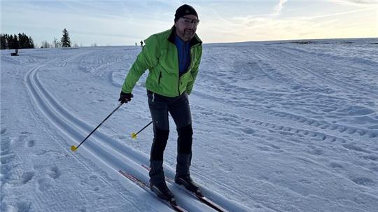 Ein Skilangläufer fährt bei Braunlage durch eine gespurte Loipe.
