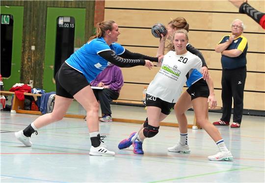 Für Lara Mertins-Oelker (re.) und die HSG Liebenburg-Salzgitter geht die Wanderschaft weiter. Das Kellerduell gegen Aufsteiger HSG Oha wird am Sonntag in Schladen ausgetragen. Foto: Neuendorf