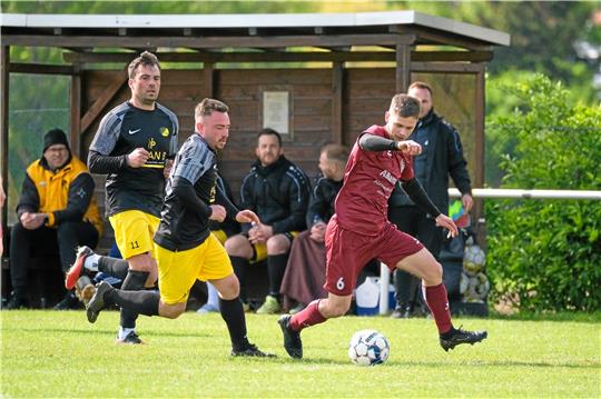 Für Linus Knackstedt (r.) und den SC 18 Harlingerode zählt am Mittwoch nur ein Sieg gegen Fortuna Lebenstedt. Für Niklas Leowsky und Noah Hinz vom SV Rammelsberg (v. l.) geht es zum VfL Salder. Foto: Drechsler