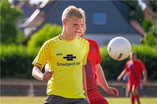 Für Maarten Fiebig und den VfR Langelsheim kommt es in der 3. Runde des Nordharzpokals zum interessanten Vergleich mit der SG Bredelem/Astfeld. Foto: Drechsler