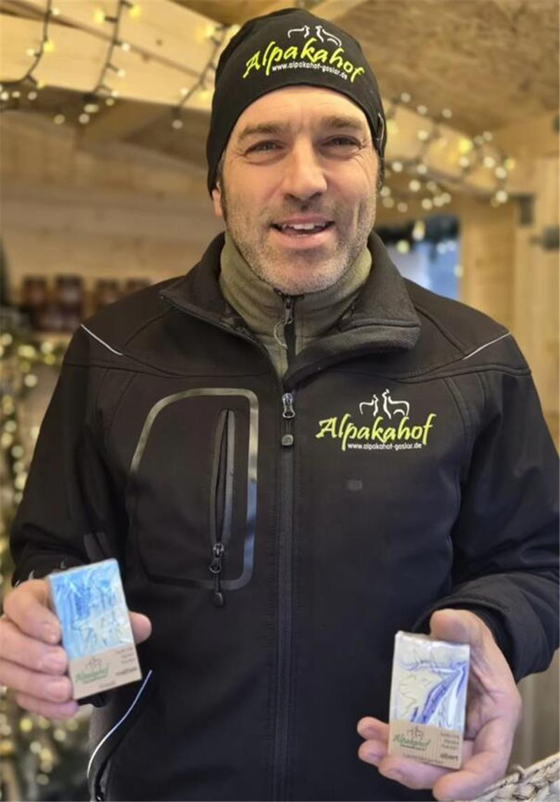 Das sagen die Schausteller zum Goslarer Weihnachtsmarkt Ein Mann mit einer schwarzen Jacke präsentiert Seifen.