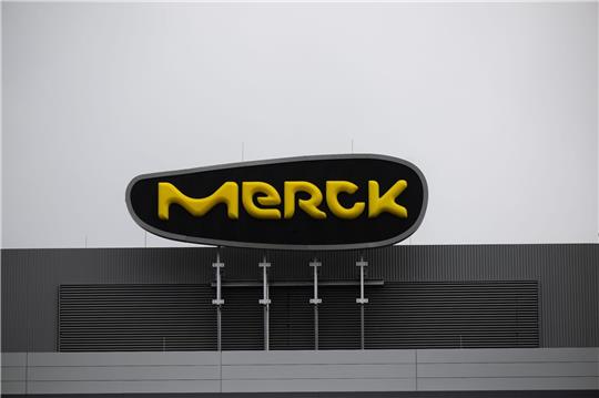 Für Merck bliebt unterm Strich ein Gewinn von 3,34 Milliarden Euro nach gut 3 Milliarden im Vorjahr.