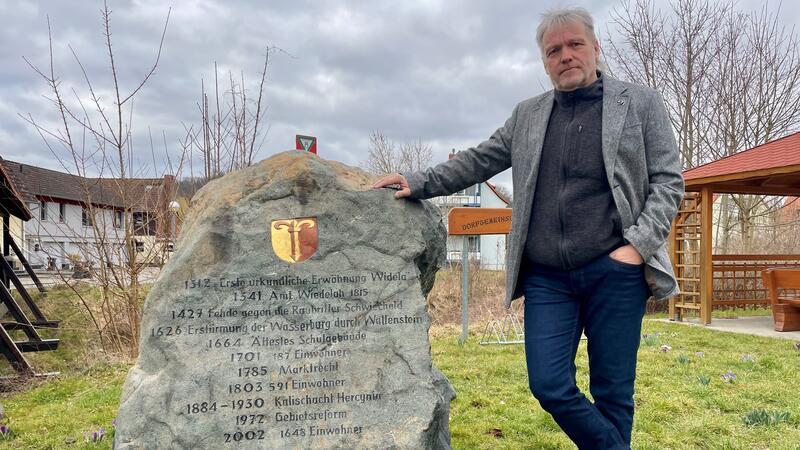 Michael Schüler engagiert sich für die Erforschung der Harliburg Für Michael Schüler ist der Ortsstein von Wiedelah auch der Stein des Ortsheimatpflegers.