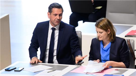 Für Ministerpräsident Olaf Lies (SPD) und seine Stellvertreterin Julia Willie Hamburg (Grüne) wird es politisch enger: Laut Umfrage hätte Rot-Grün derzeit keine Mehrheit mehr im Landtag. (Archivbild)