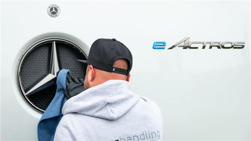 Daimler Truck streicht 5.000 Stellen - Kosten sollen runter Für Mitarbeiter soll es auch Abfindungsprogramme geben. (Archivbild)