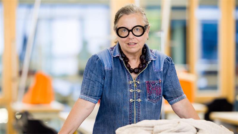 Sind Trachten in? Was Modedesigner von Helgoland mitbrachten Für Modeprofessorin Martina Glomb sind Trachten ein Gegenentwurf zu schnelllebiger „Fast Fashion“.