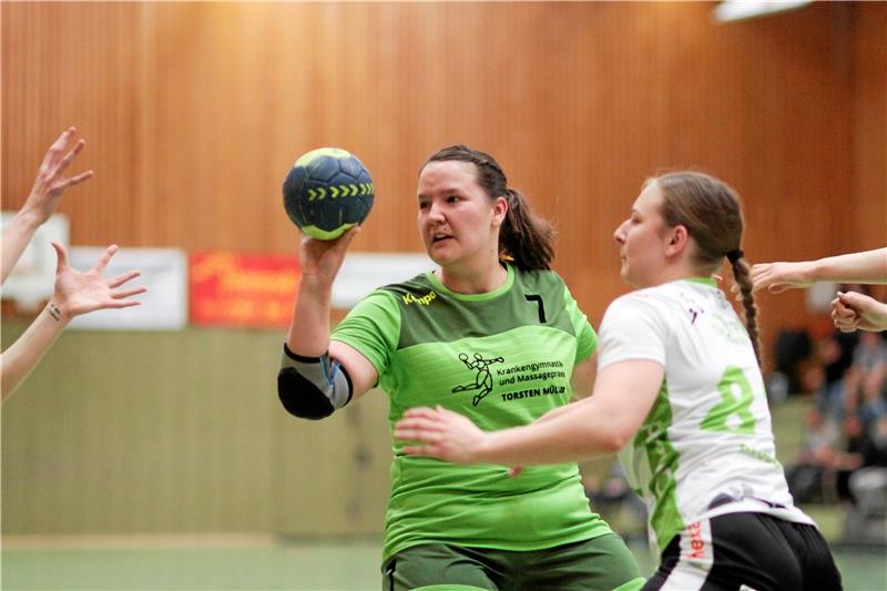 Lange Saison und viele Spiele für Handballer Für Mona Traeger (li.) und die HSG Langelsheim/Astfeld beginnt die Saison in der Landesliga am 10. September. Weil die Staffel jetzt größer ist, stehen 22 Spiele auf dem Programm. Foto: Gietemann