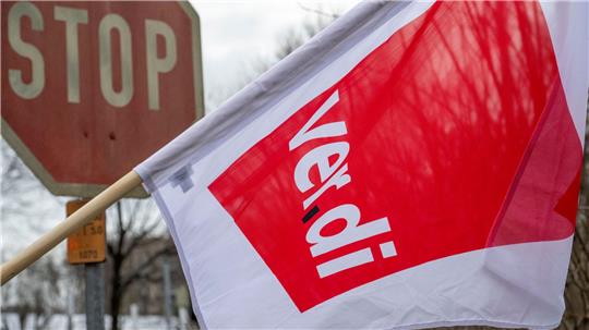 Für Montag hat die Gewerkschaft Verdi einen ganztägigen Warnstreik beim Entsorgungsdienstleister Veolia Umweltservice Ost angekündigt. (Symbolbild)