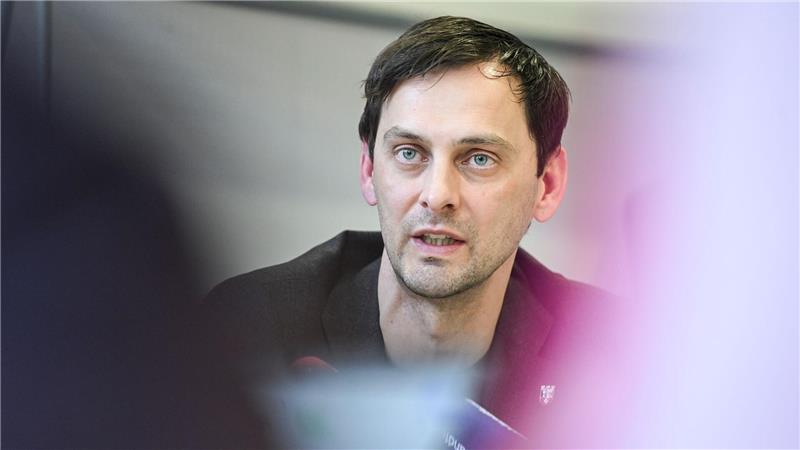 Für Neuköllns Bezirksbürgermeister Martin Hikel braucht es eine interne Überprüfung der Strukturen und Abläufe im Jugendamt. (Archivbild) 